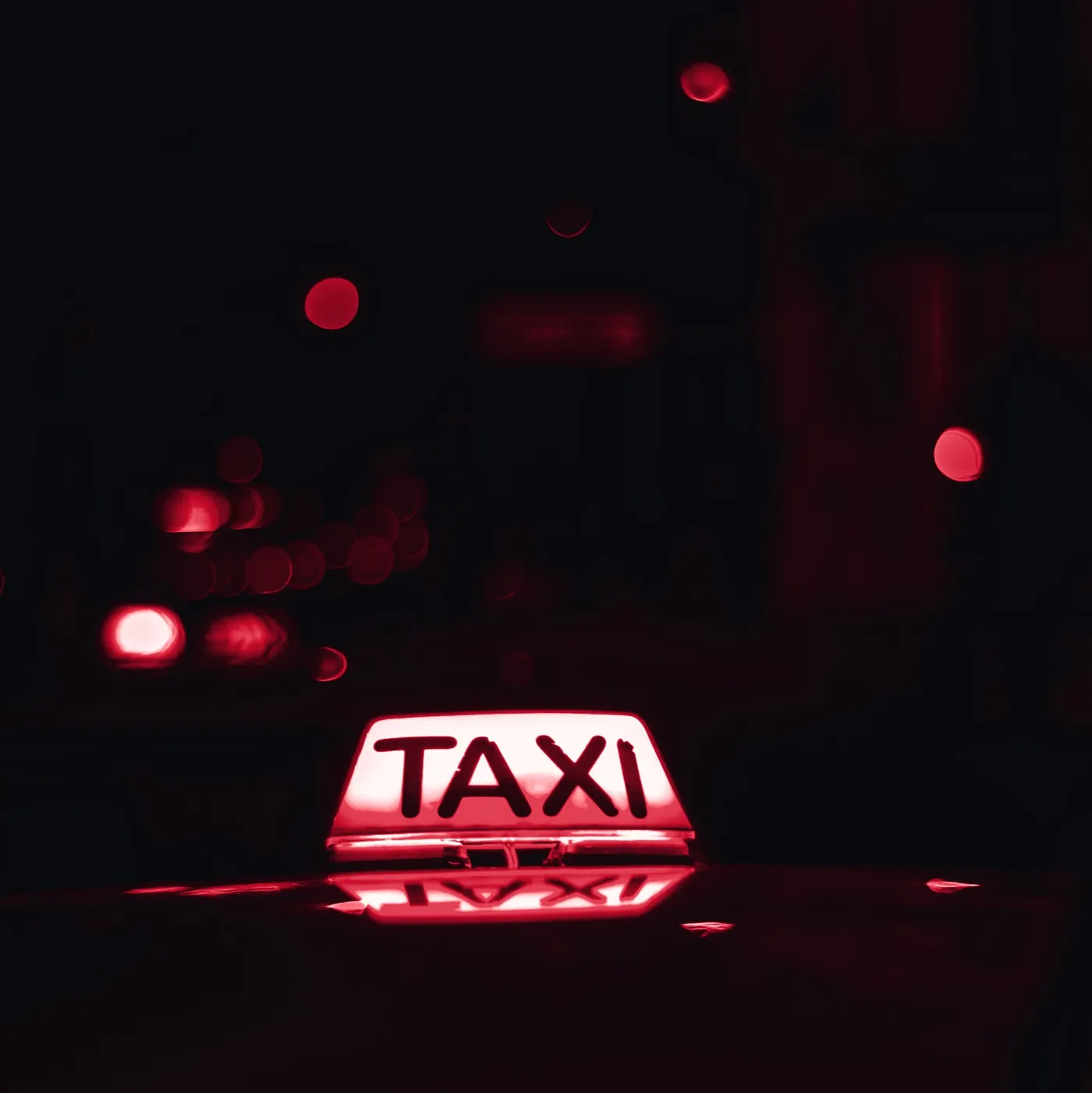 Enseigne lumineuse d’un taxi, de nuit